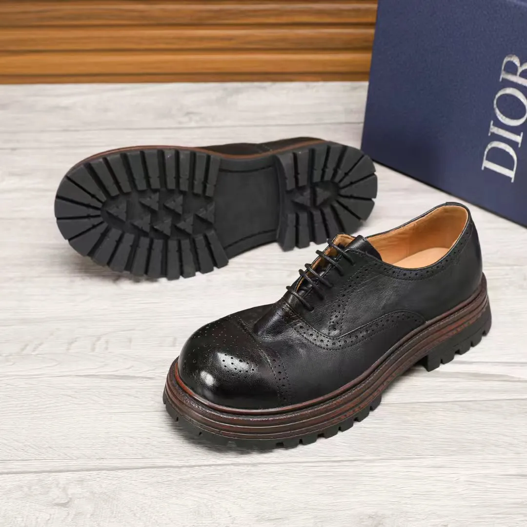 Factory price 540 🕷️🕷️[Dior] Dior's new men's shoes are launched in Hong Kong counters. Official website 1:1 production. Original Italian patented cowhide + water-dyed 🐂 leather lining. Designed by European and American masters. Goodyear craftsmanship, washed cowhide, perfect shape to create counter quality, solid color rubber wear-resistant outsole and classic dazzling toe! Super versatile and very comfortable. High-end without losing taste, fashionable and novel! ! Absolute focus! Colors optional, code number 38-44 (45 customized)